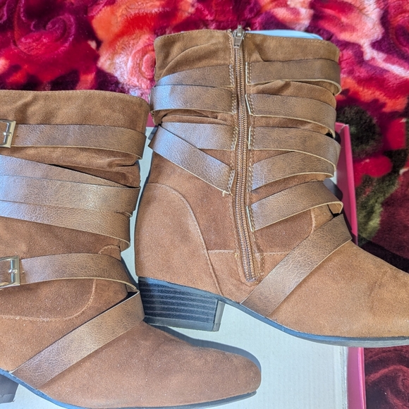 Boots - Picture 2 of 4